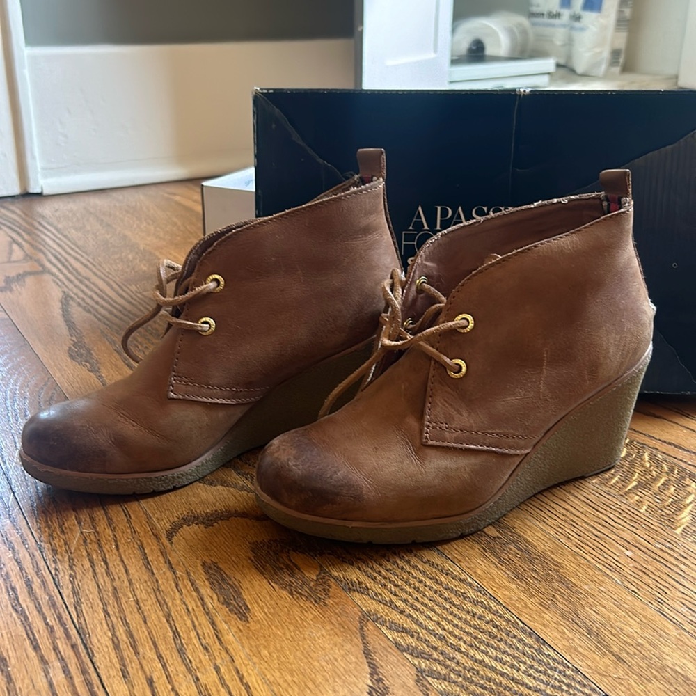 Sperry nubuck wedge bootie size 7